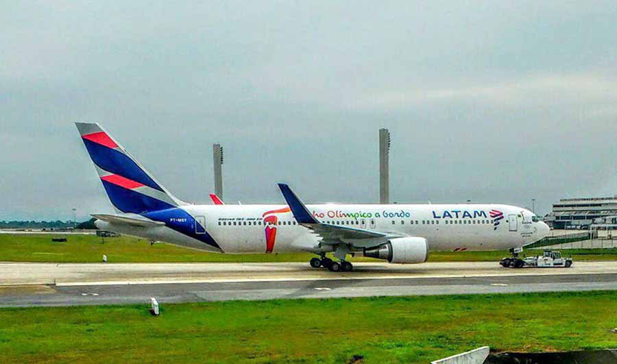 Em Viagem “inaugural”, Grupo Latam Adesiva B767-300ER Para Buscar A ...