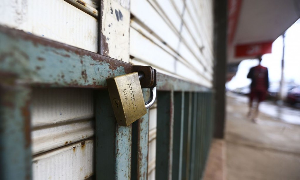 Comércio e atividades consideradas não essenciais fecham as portas durante lockdown no Distrito Federal.