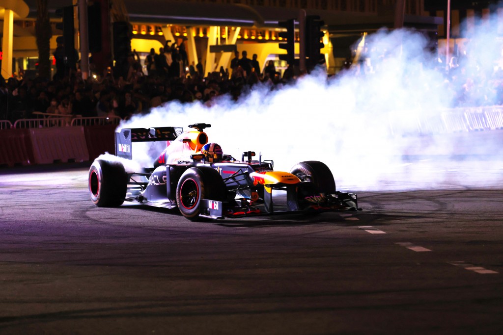 carro esportivo de corrida de fórmula alcance no circuito de