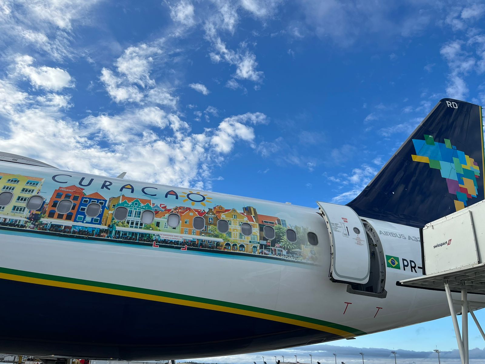Azul adesiva aeronave para promover novo voo para Curaçao