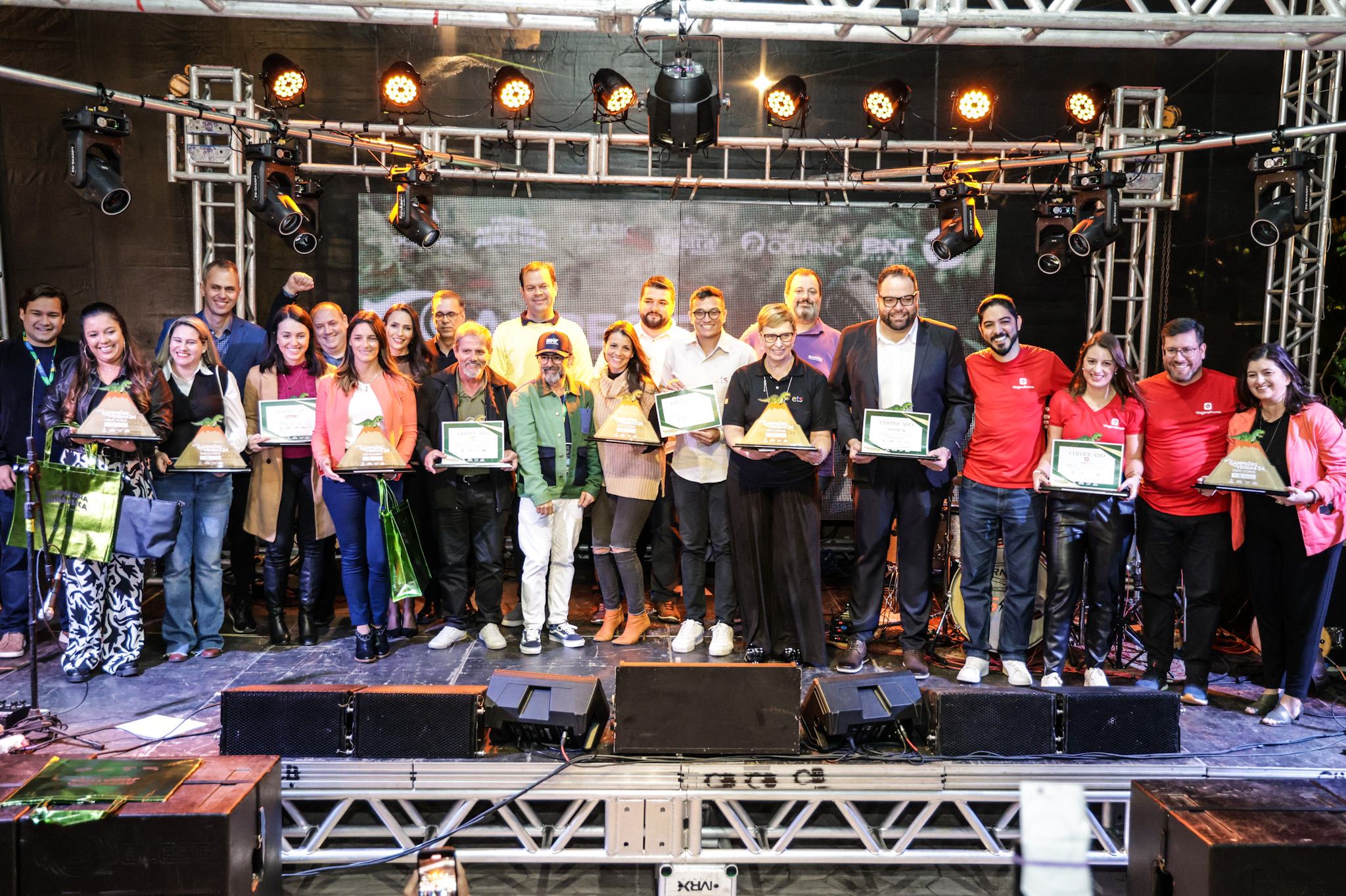 Premiados da segunda edição da campanha "Campeões de Vendas" do Grupo Oceanic