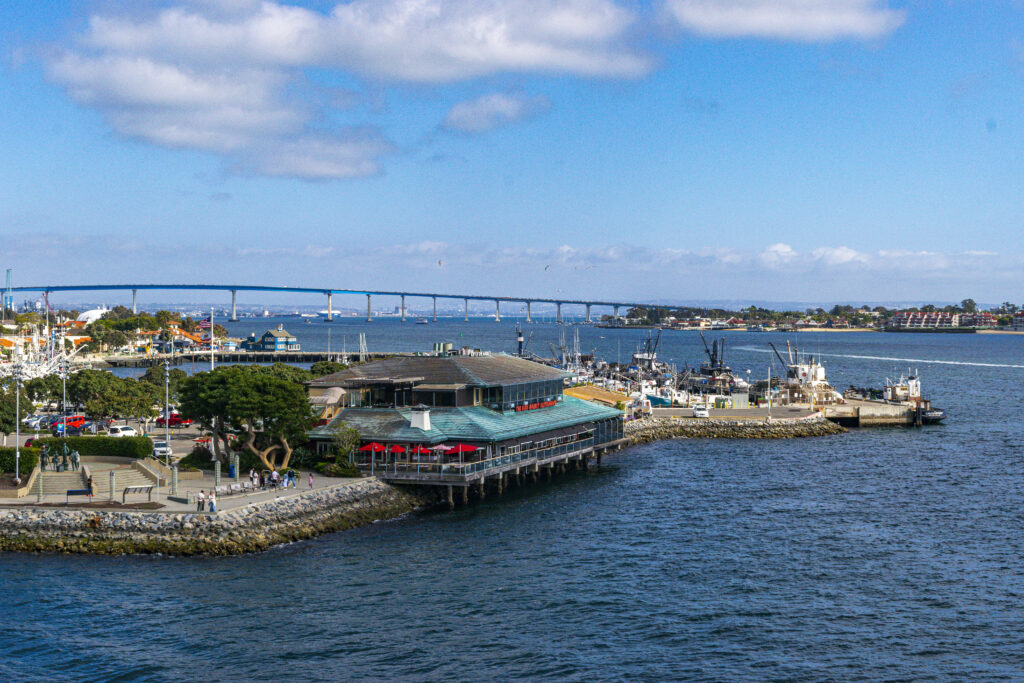 A Coronado Bridge é a ponte que conecta o continente à ilha de Coronado, uma das áreas mais nobres da cidade