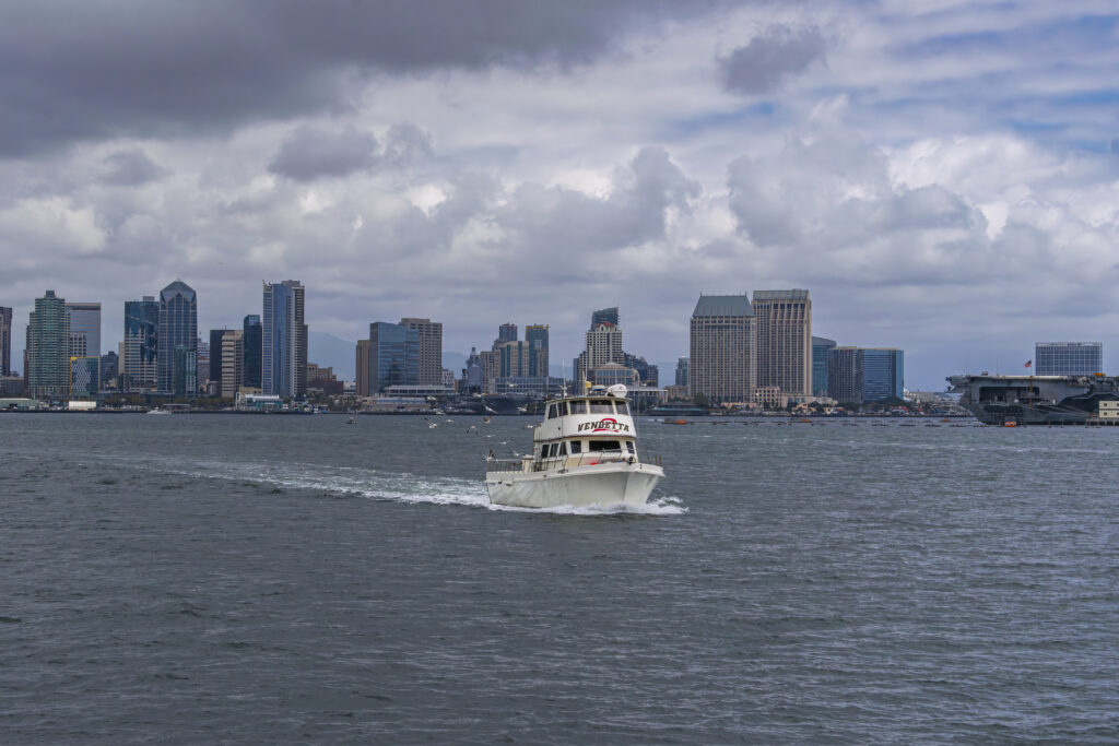 Passeio de barco e vista para o skyline de San Diego