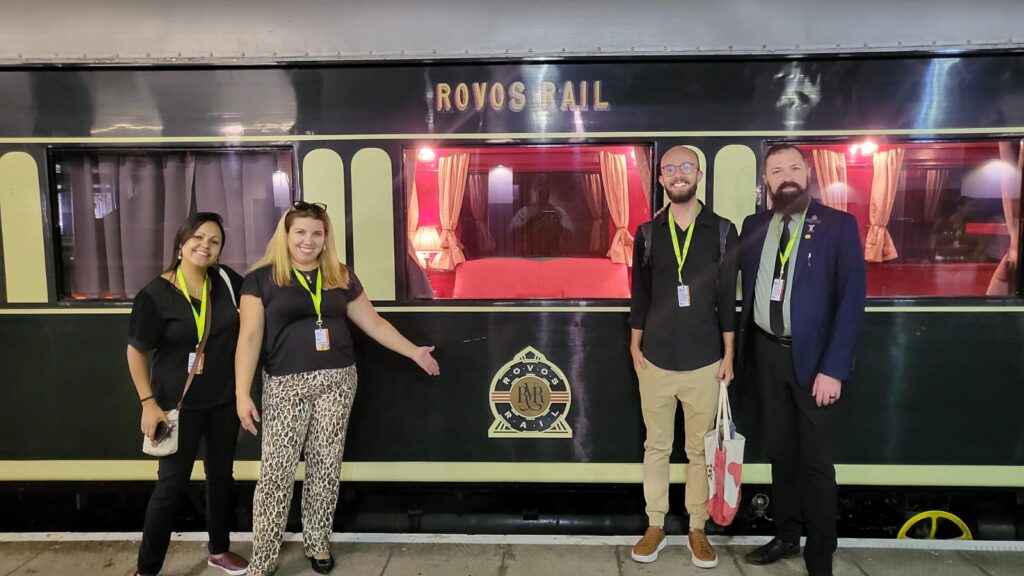 Operadores com os representantes do trem turístico Rovos Rail