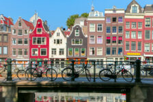 Amsterdã irá diminuir gradualmente quantidade de cruzeiros até 2035, passando a não receber mais no porto da cidade holandesa (Unsplash/ Gaurav Jain)