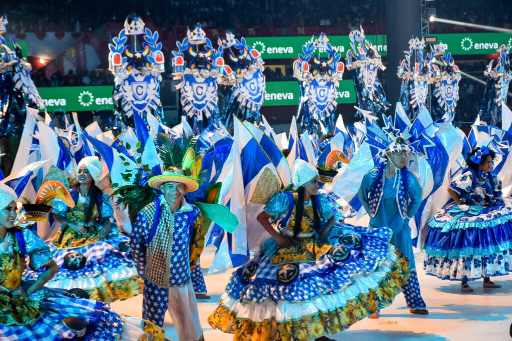 Bailarinos do Boi Caprichoso Boi Caprichoso vence Festival de Parintins 2024, conheça o enredo e veja fotos