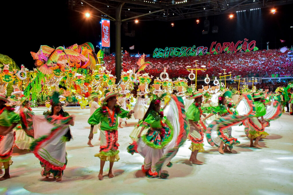 Bailarinos do Boi Garantido Boi Caprichoso vence Festival de Parintins 2024, conheça o enredo e veja fotos