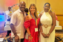 Fabiana Tourinho, CEO da Kaluah, entre Phelan Ferguson e Latia Duncombe, do Ministério do Turismo das Bahamas (Divulgação/Bumblebee Communications)