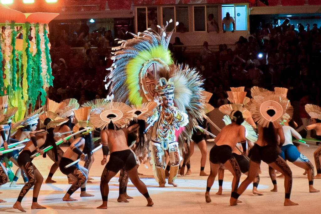 Defesa do povo indigena contra o homem branco Boi Caprichoso vence Festival de Parintins 2024, conheça o enredo e veja fotos