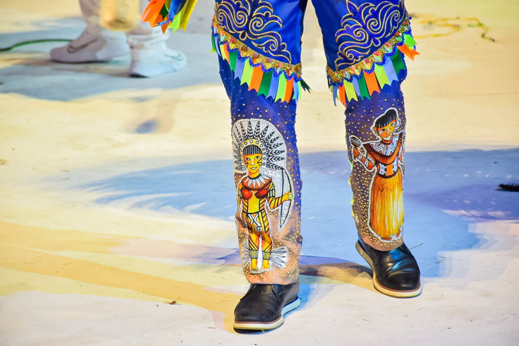 Detalhe da roupa do cantor na apresentacao do Boi Caprichoso Boi Caprichoso vence Festival de Parintins 2024, conheça o enredo e veja fotos