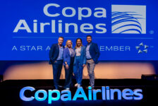 Equipe de Copa Airlines comemora início das operações em Floripa (Divulgacão/Copa Airlines)