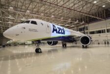 Azul recebe primeira de 13 aeronaves Embraer E2