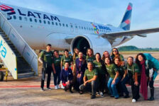 Grupo de profissionais de saúde voluntários da ONG Amazone-se foram transportados gratuitamente pelo Avião Solidário da LATAM ao Rio Grande do Sul (Divulgação/Amazone-se/Latam)