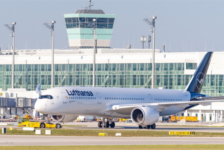Lufthansa anuncia taxa ambiental para passagens aéreas a partir de 2025