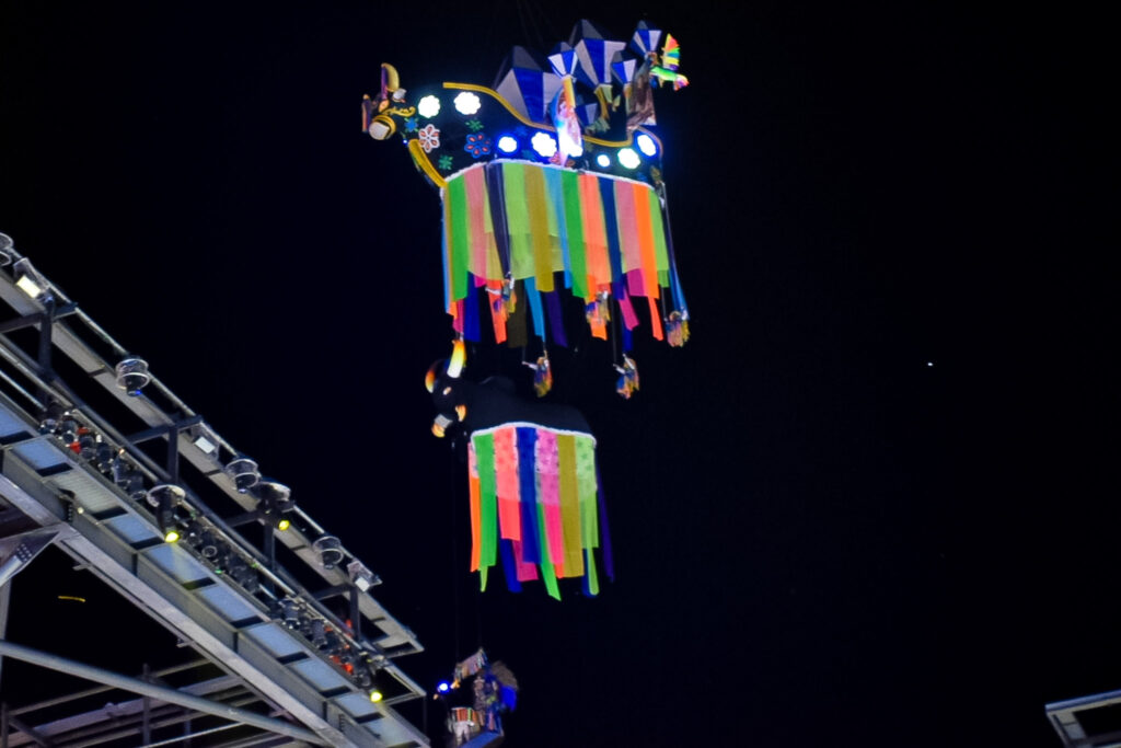 O Boi Caprichoso chegou no bumbodromo em uma especie de zeppelin Boi Caprichoso vence Festival de Parintins 2024, conheça o enredo e veja fotos