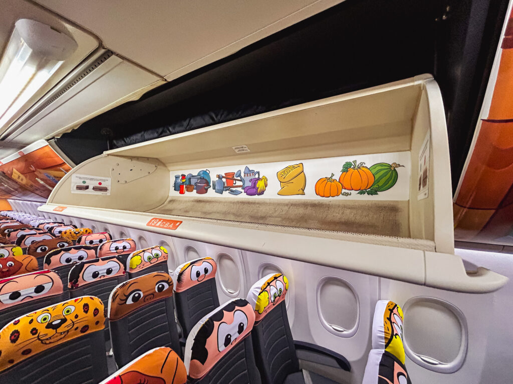 O interior do bagageiro também contém surpresas para os passageiros