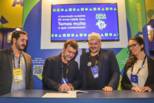 Presidente da Embratur, Marcelo Freixo assina criação de premiação para incentivar promoção turística através dos games (Divulgacão:Embratur)