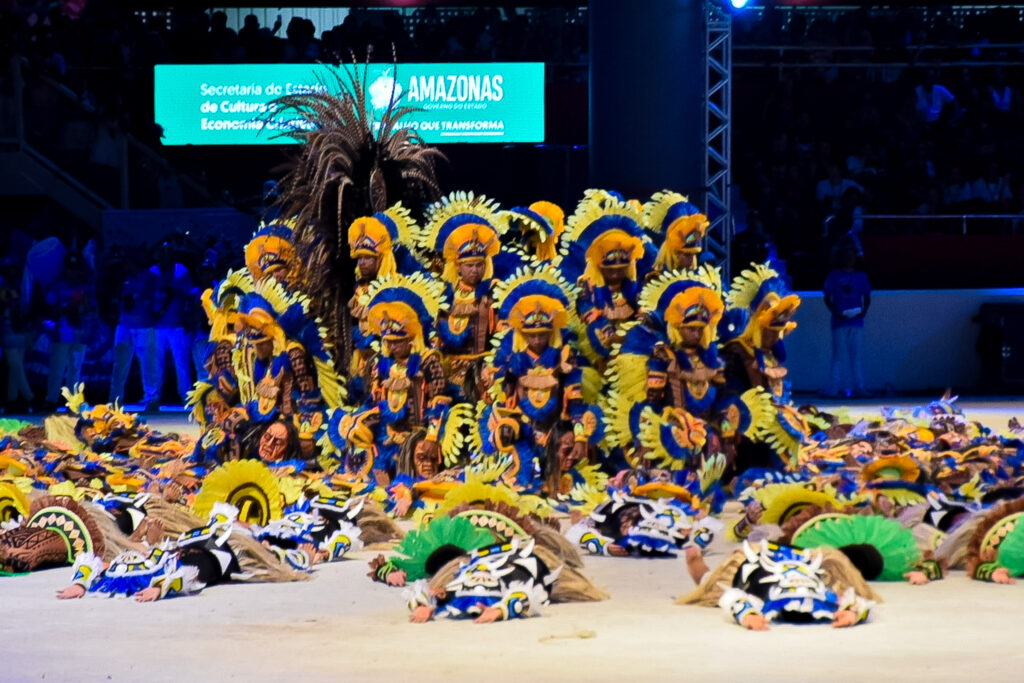 Uma ilusao de otica foi criada pelos bailarinos do Boi Caprichoso Boi Caprichoso vence Festival de Parintins 2024, conheça o enredo e veja fotos