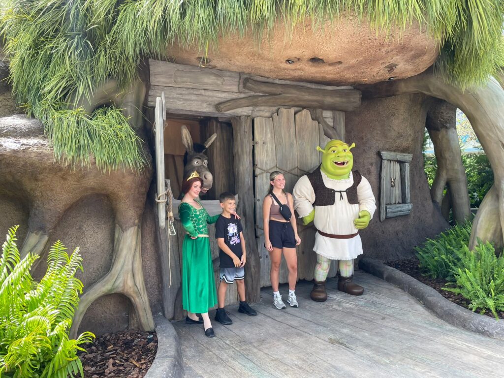 Visitantes posam com personagens do Shrek
