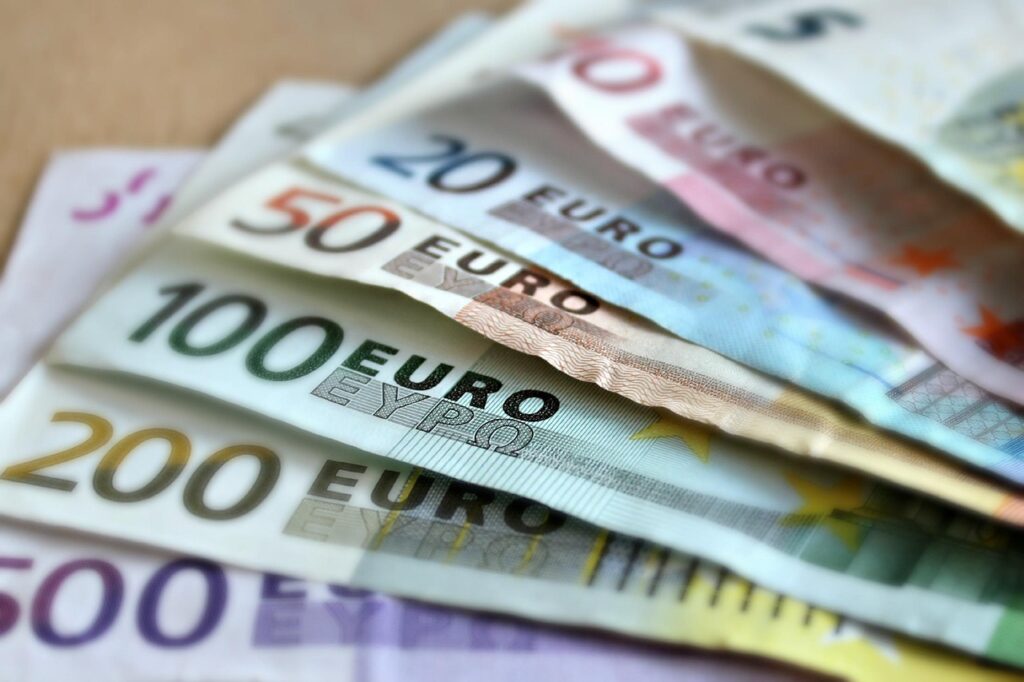 banknotes 209104 1280 Euro ultrapassa dólar americano e se torna a moeda mais transacionada no país em maio