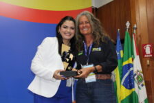 Diretora comercial do M&E, Mari Masgrau recebe prêmio “Mulheres do Turismo” durante a Expo Turismo Goiás 2024