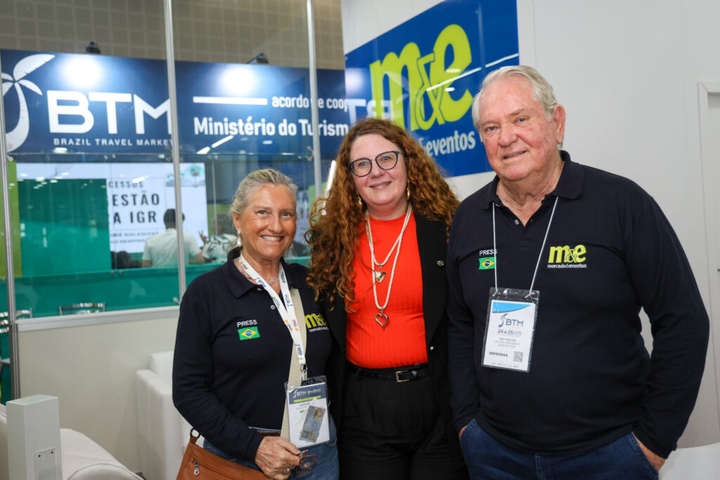 Carina Camara, coordenadora de articulação com trade nacional da Embratur, entre Rosa Masgrau e Roy Taylor, do M&E