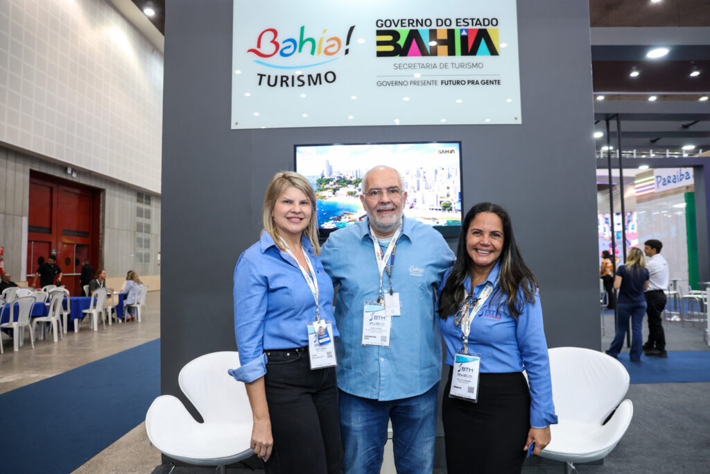 Luís Castro, da Setur-Ba, entre Suely Boone e Paula Floriano, do BTM