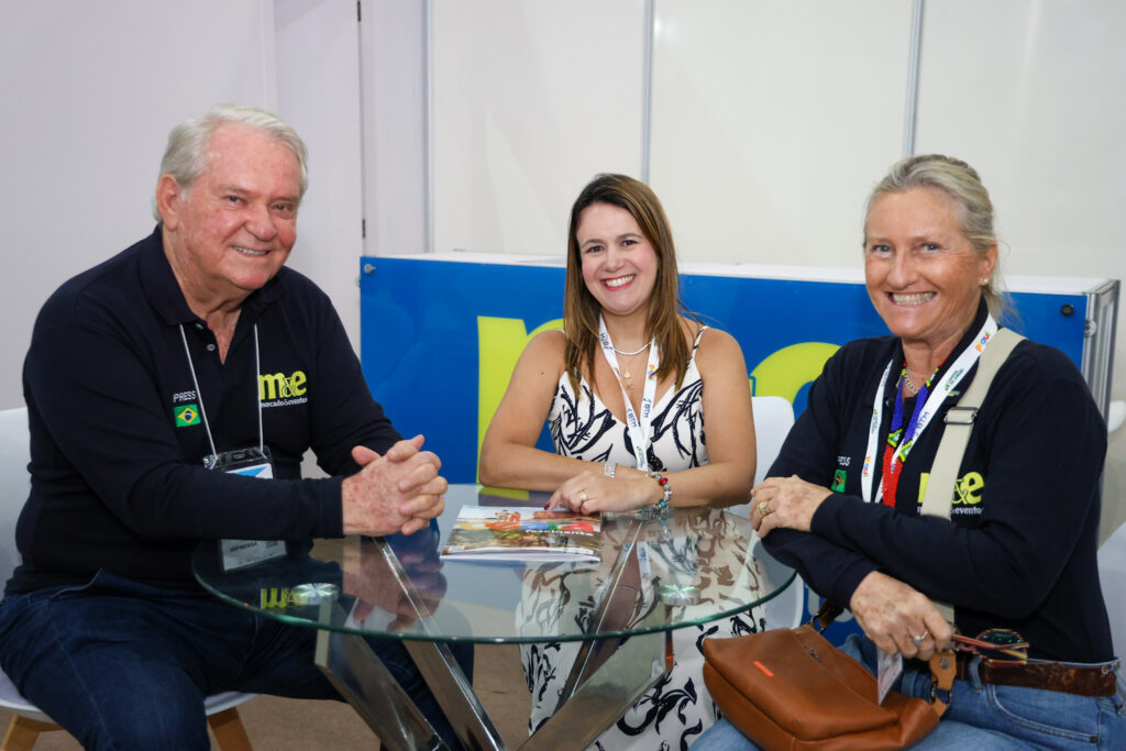 Roy Taylor e Rosa Masgrau, do M&E, com Juliana Assumpção, diretora da Abav-SP Aviesp