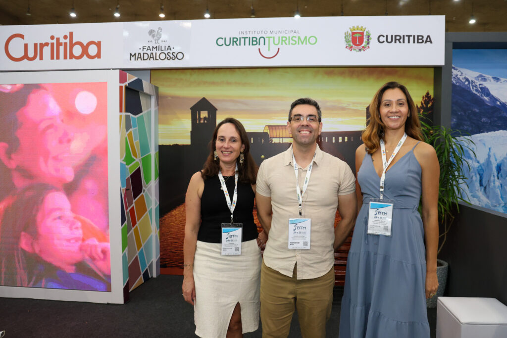 Thanani Gomes, Júnior Sontag, e Janaína Reatti, do Instituto Municipal Curitiba Turismo