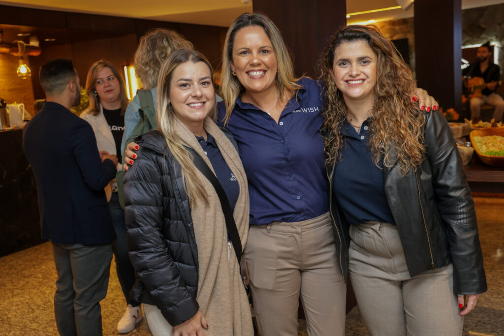 Fernanda Oliveira, do Hrupo Wish, entre Natália Saderi e Giulliana Mesquita, da Azul Viagens