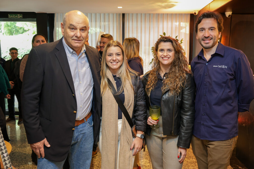 Natália Saderi e Giulliana Mesquita, da Azul Viagens, entre Paulo Kugelmas, da Setur-AL, e Eduardo Malheiros, CEO do Grupo Wish