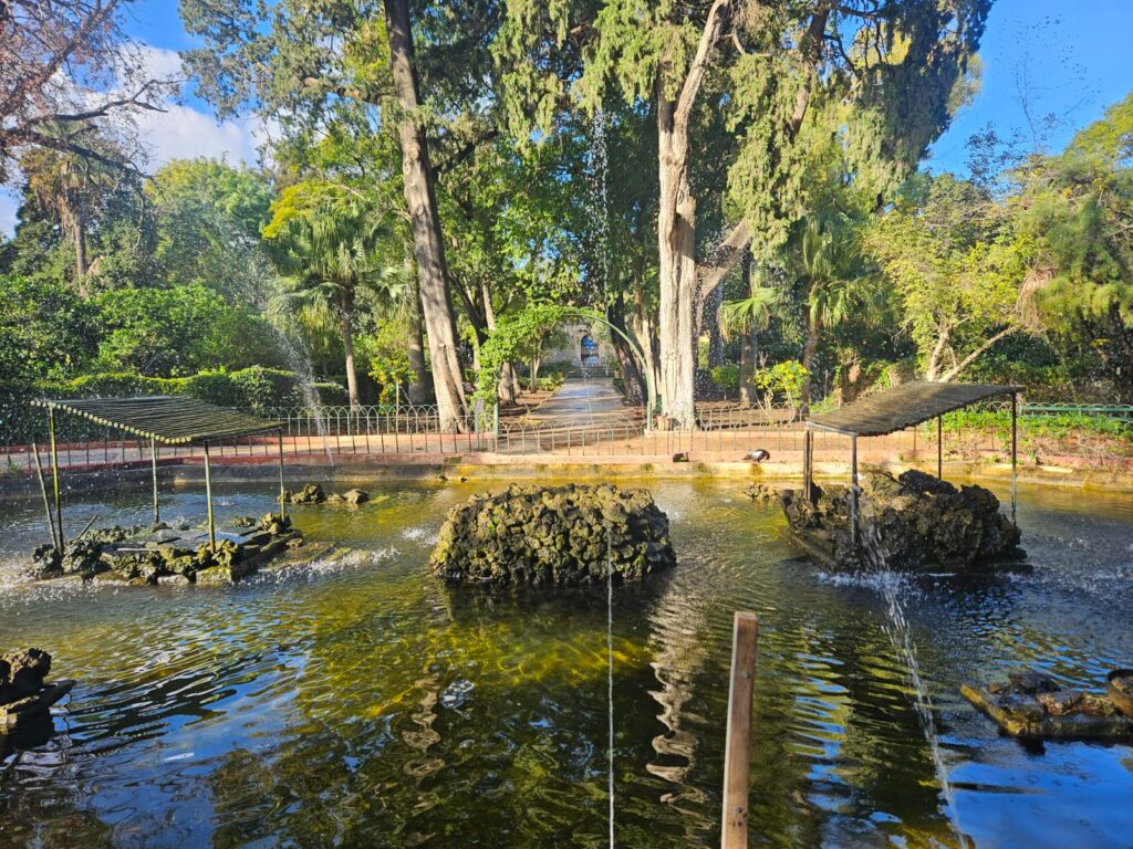 Uma das diversas fontes em San Anton Palace