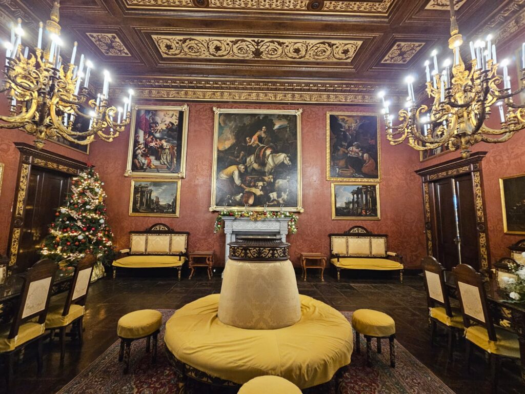 Sala Lombarda - as pinturas aqui representam o gosto tradicional de decoração exigido por uma família maltesa em uma sala de desenho do período do século XVIII ao final do século XIX