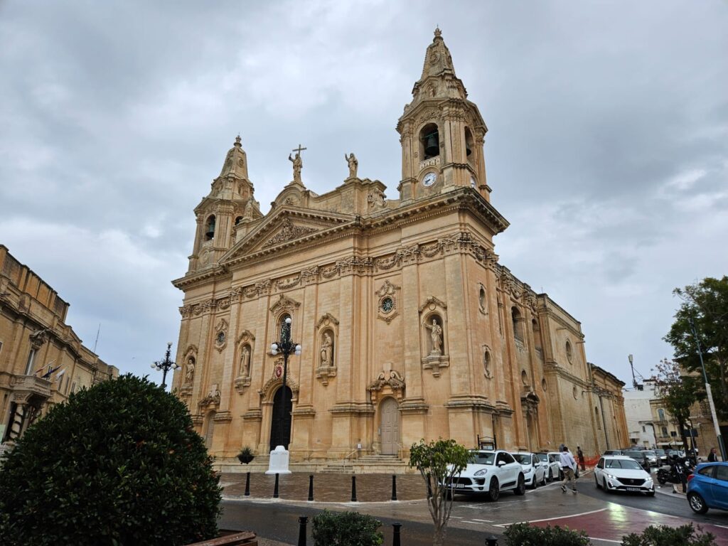 Igreja paroquial de Naxxar, dedicada à Natividade da Virgem Maria e foi construída por Tumas Dingli entre 1616 e 1630