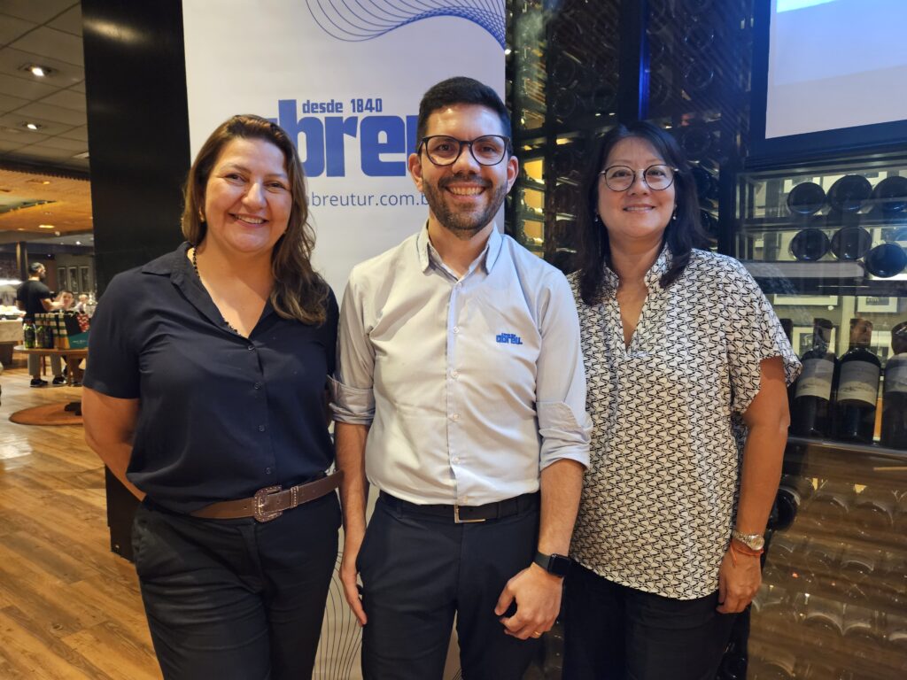 Fábio Santos, da Abreu, entre Ana Claudia Oliveira e Luciana Hirano, da Tocha Tour,