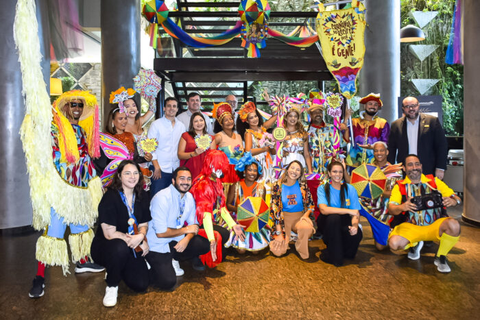 Acao de marketing do Carnaval do Recife no hotel Atlante Plaza e1740663509366 Recife promove convite ao Carnaval nos hotéis da cidade e celebra edição recorde