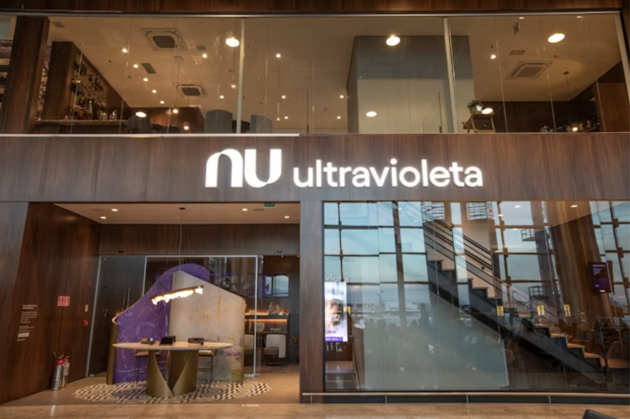 Localizada no Terminal 3, Nubank Ultravioleta Lounge tem acesso ilimitado para clientes Ultravioleta com direito a um acompanhante gratuito (Reprodução/Nubank.com.br)