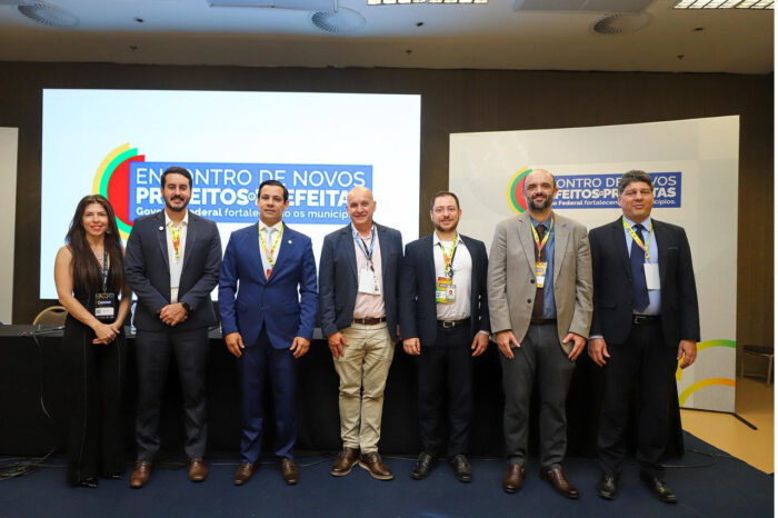 Apresentação de Roberto Geavaerd (segundo à esquerda) ocorreu durante o Encontro de Novos Prefeitos e Prefeitas, em Brasília ( Renato Vaz/Embratur)