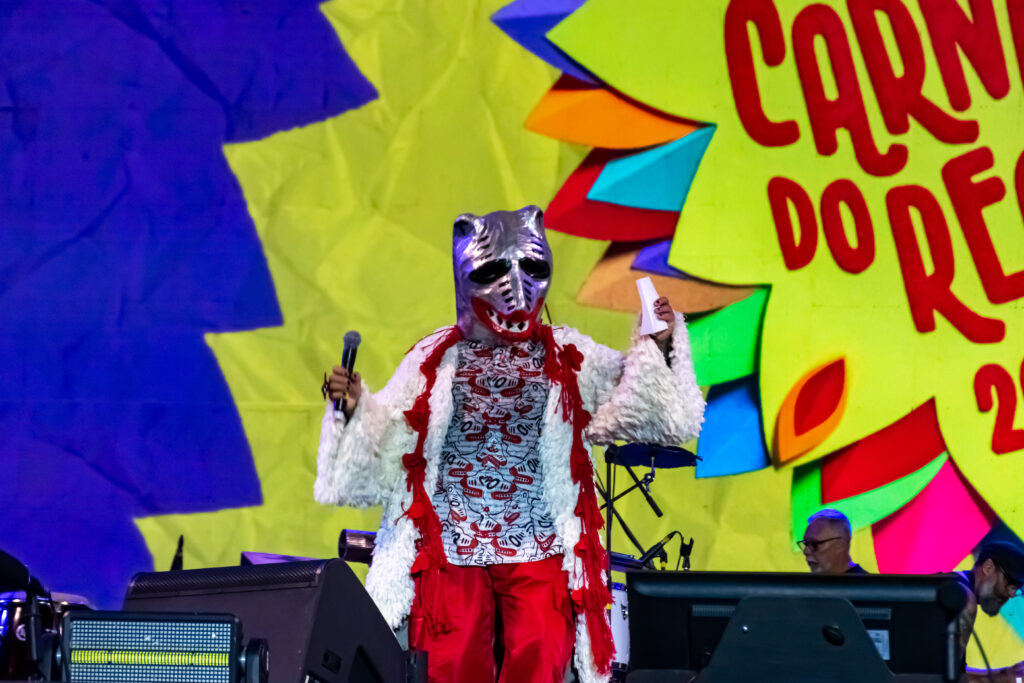 A figura cultural La Ursa também marcou presença no palco do carnaval