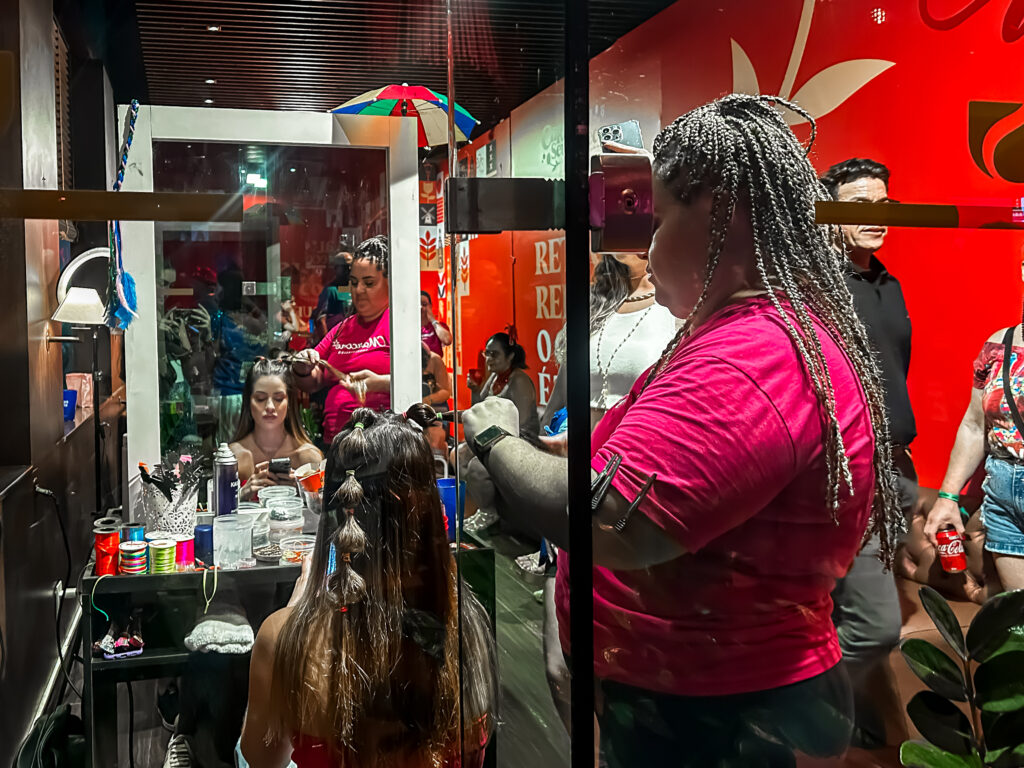 No camarote é possível fazer maquiagem, cabelo e personalizar o abadá