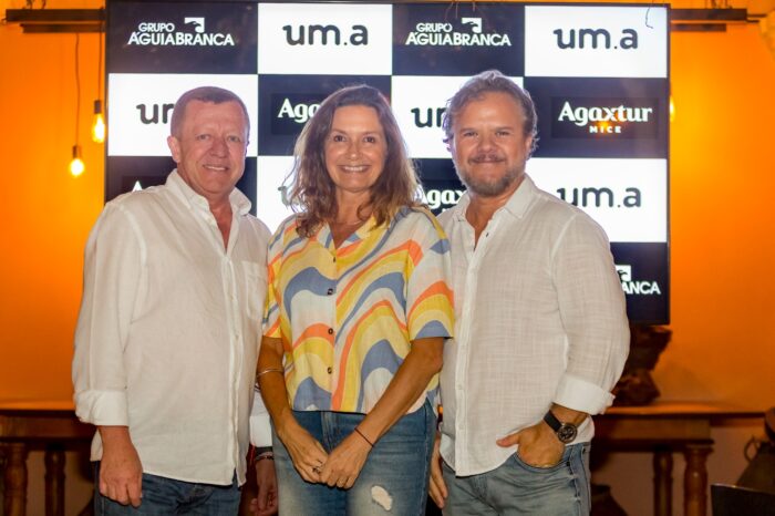 Jarbas Correa Jr., diretor executivo da Agaxtur MICE, Claudia Lorenz, sócia e CEO da um.a, Ronaldo Ferreira, sócio da um.a. (Divulgação/Agaxtur)