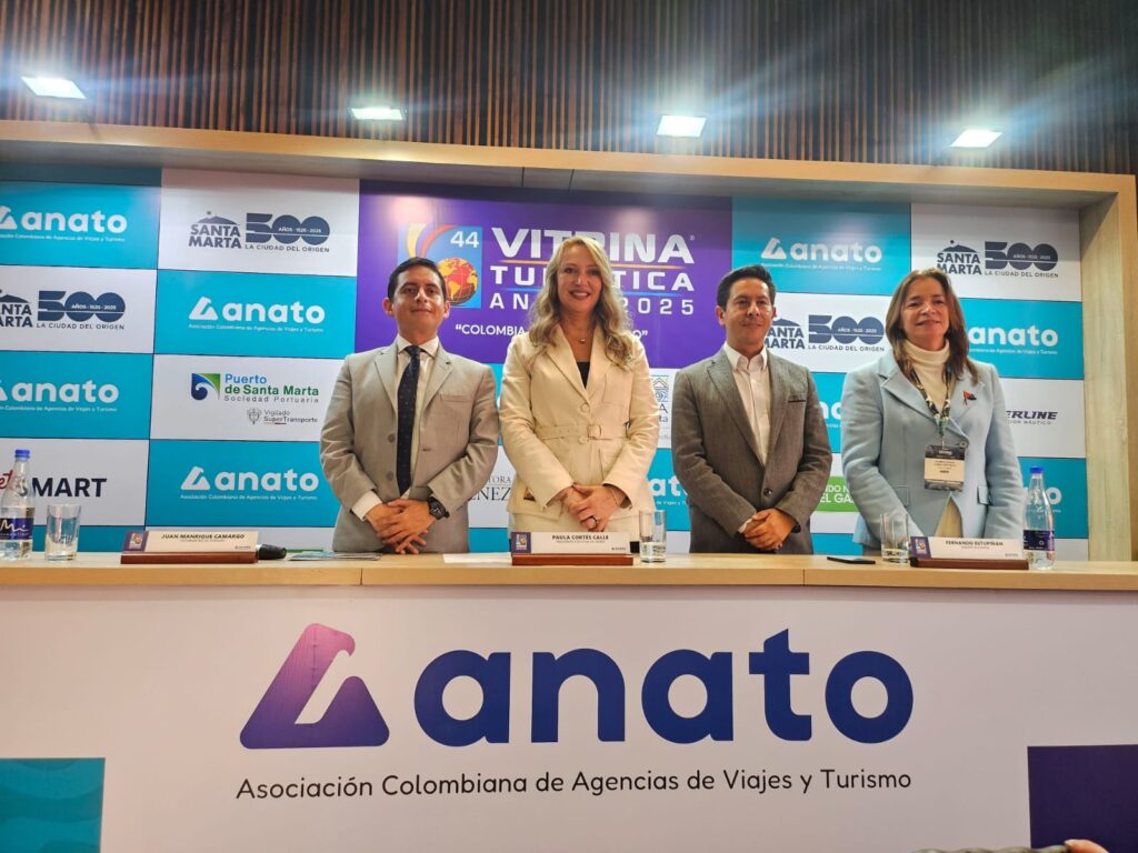 Juan Camargo, vice-ministro do Turismo; Paula Calle, presidente da ANATO; Fernando Estupiñán; gestor do Fontur; e Carmen Caballero, presidente da ProColombia