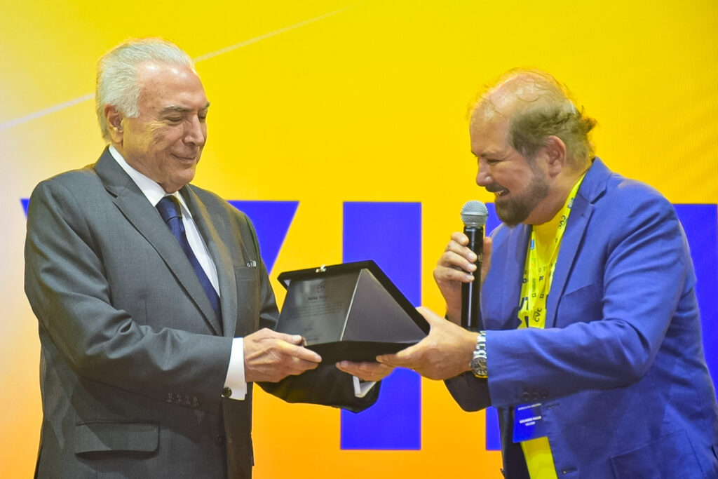 Michel Temer, ex-presidente do Brasil recebeu uma homenagem da CVC por sua contribuição ao desenvolvimento do Turismo