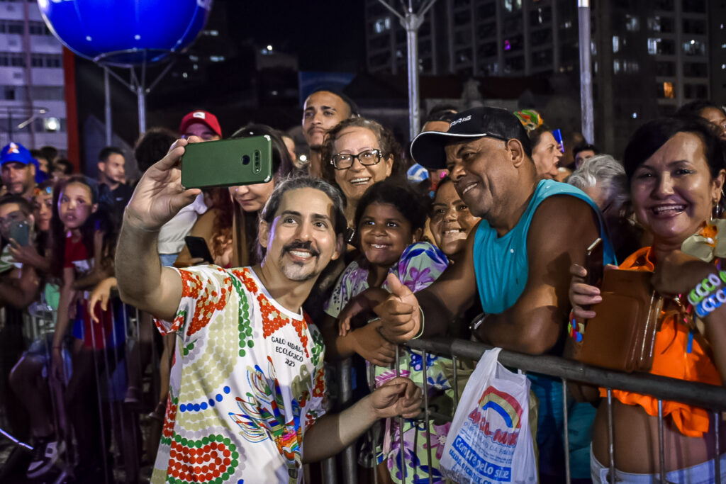 No Recife o artista responsável pela decoração do Galo também é amado pelo povo