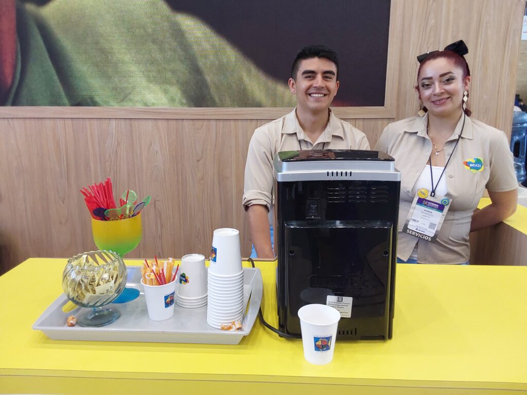 Visitantes do estande do Brasil são recepcionados com café brasileiro