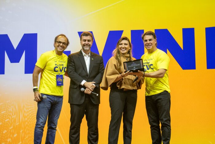 Marcelo Freixo, da Embratur e Ana Carla Lopes, do MTur, foram homenageados no palco da Convenção (Divulgação/CVC)