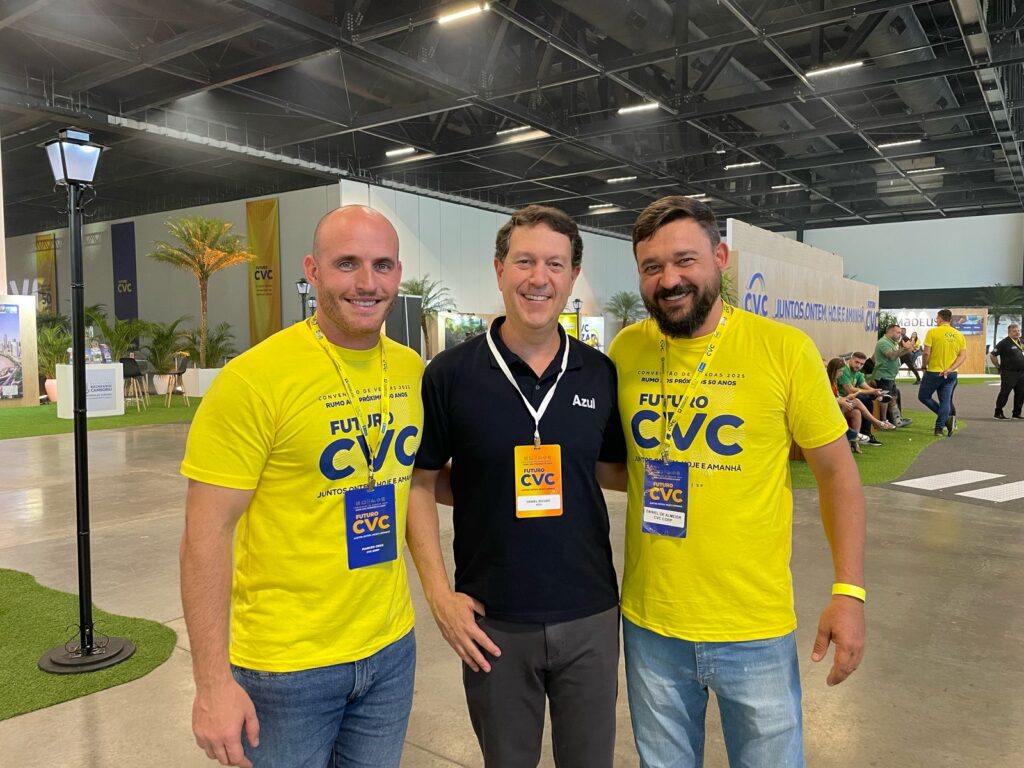 Daniel Bicudo, da Azul, com Marcos Cruz e Daniel Almeida da CVC Corp