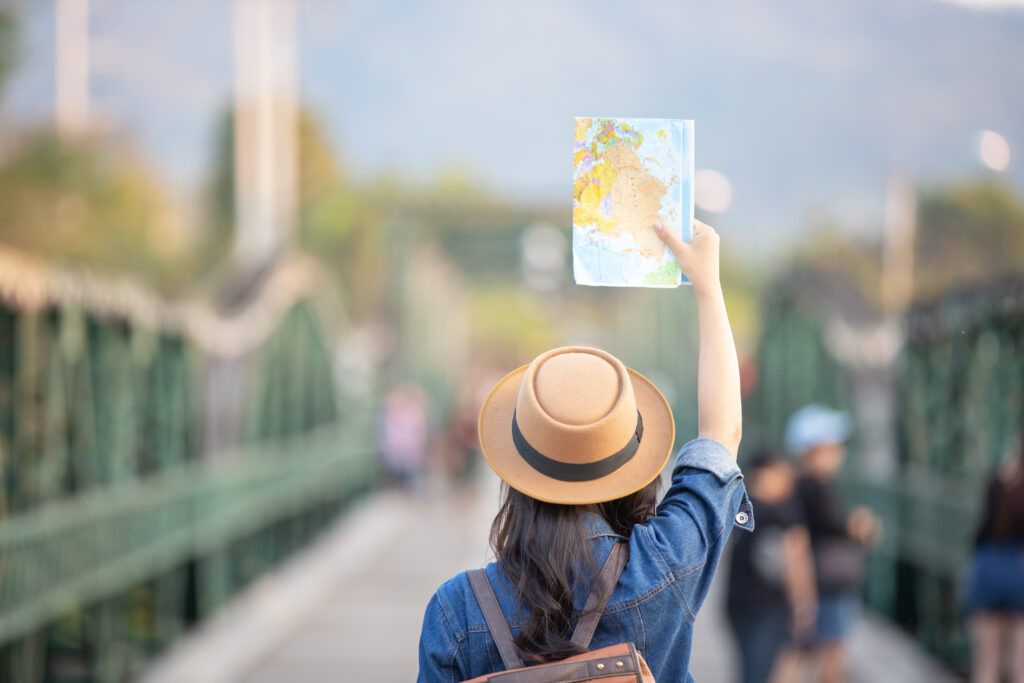 female tourists hand have happy travel map 1 Brasil é um dos países que mais impulsionará o turismo global nos próximos anos