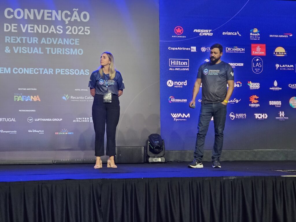 Paula Rorato, diretora de produtos internacionais da CVC Corp, e Daniel Almeida, diretor de produto aéreo da CVC Corp, Paula Rorato, diretora de produtos internacionais da CVC Corp