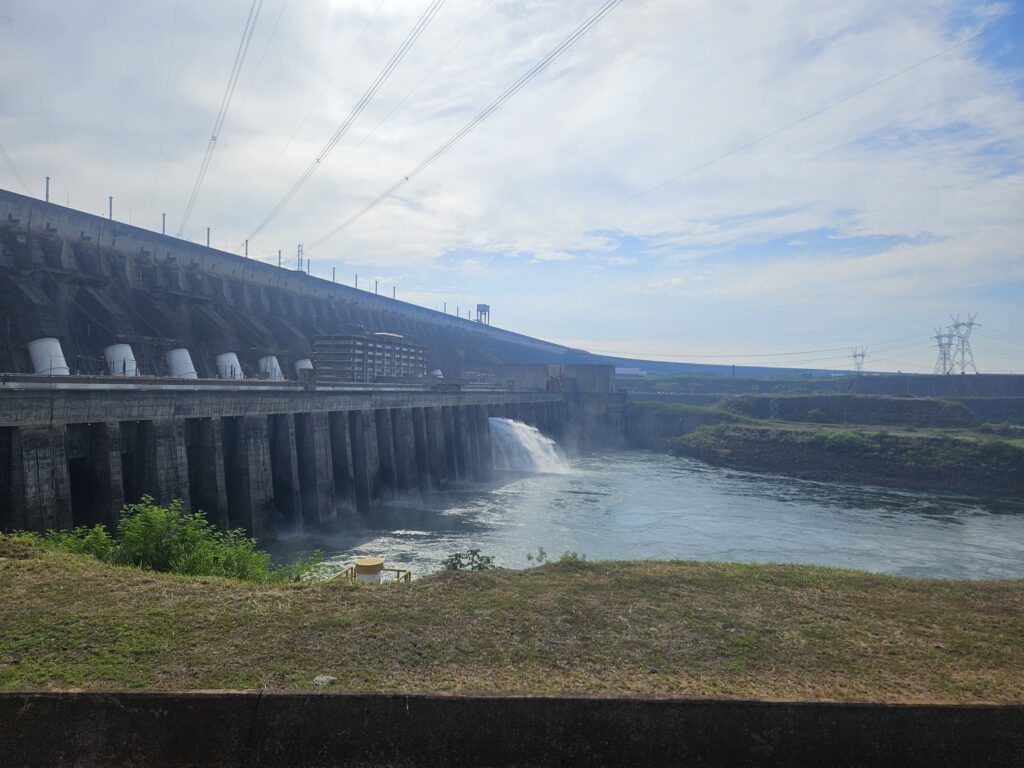 A barragem da Itaipu tem 7.919 metros de extensão e altura máxima de 196 metros, o equivalente a um prédio de 65 andares